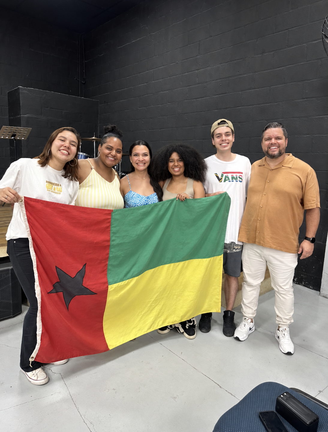 Equipe missionária da Farol da Cidade com a bandeira da Guiné-Bissau