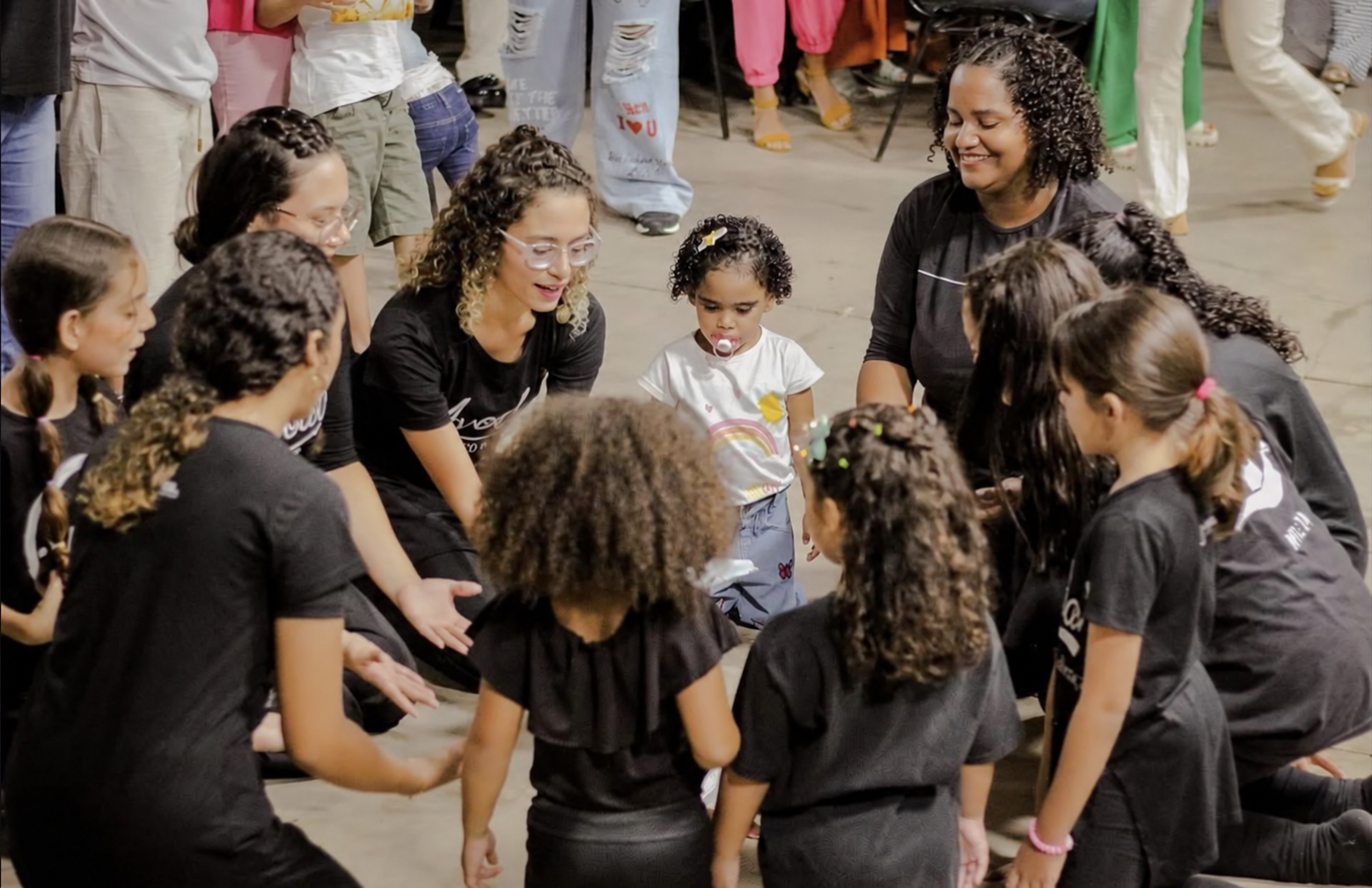 Crianças e líderes participando de uma atividade do Farol Kids